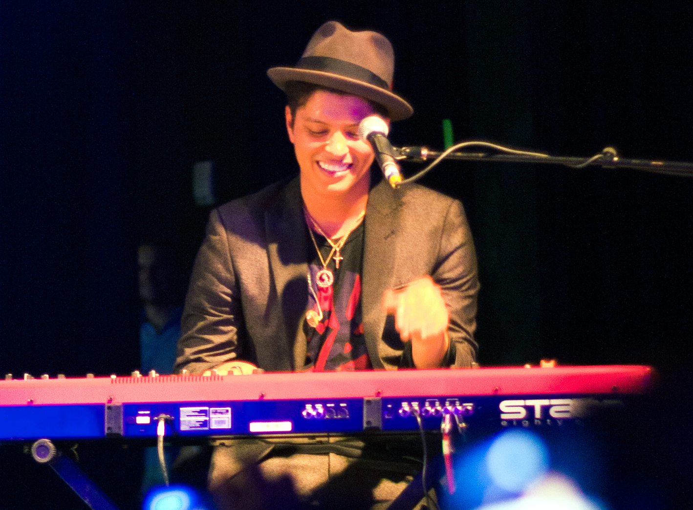 Bruno Mars Singing While Playing The Piano