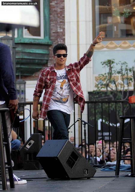 Bruno Mars Grove Concert Photo.
